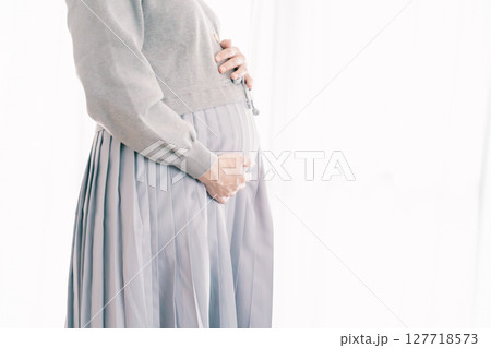 胎動を感じて 127718573