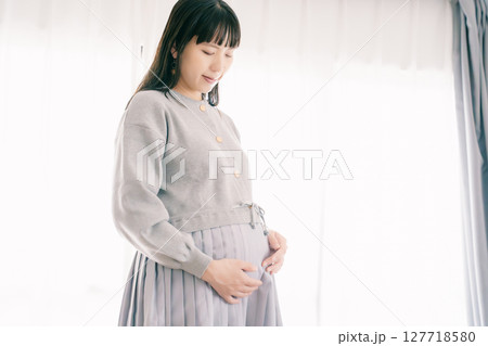 胎動を感じて 127718580