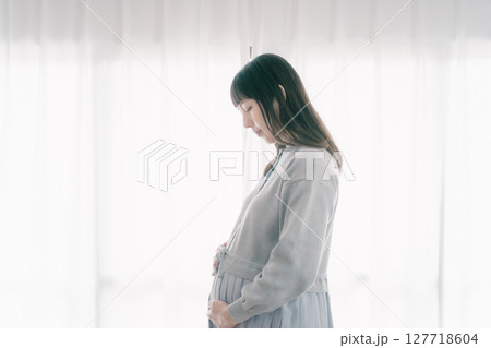 胎動を感じて 胎動を感じて 127718604