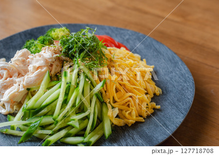 夏の定番 彩り豊かな冷やし中華 127718708