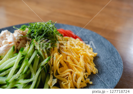 夏の定番 彩り豊かな冷やし中華 127718724