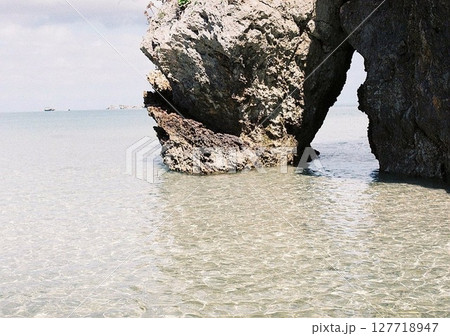 沖縄　海と洞窟　フィルムカメラの写真 127718947
