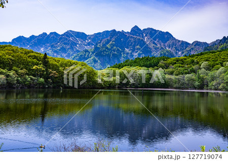 鏡池から望む戸隠連峰西岳の山容 鏡池から望む戸隠連峰西岳の山容 127719074