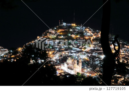 中米メキシコの観光地タスコの街並み、夜景 127719105