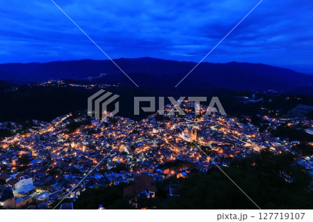 中米メキシコの観光地タスコの街並み、夜景 127719107