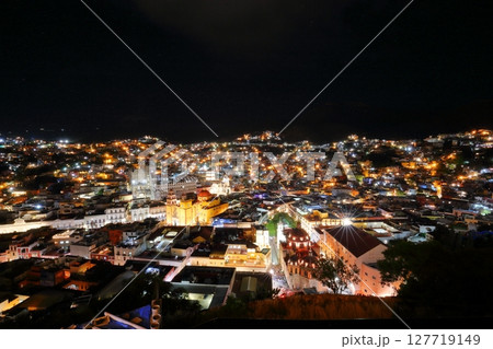 中米メキシコで最も美しい世界遺産の街グアナファトの街並み、夜景 127719149