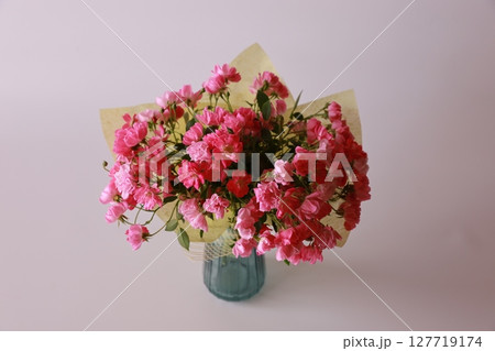 ミニバラの花束 127719174