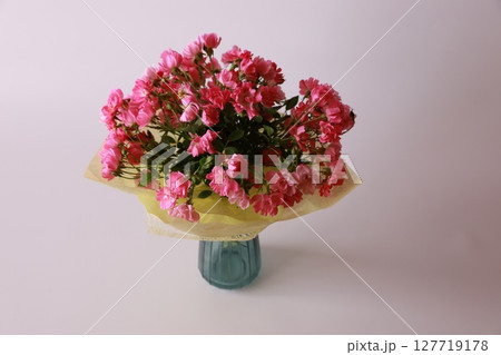 ミニバラの花束 127719178