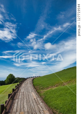 広々とした丘に空に続く小路　　花座敷　淡路島 127719544