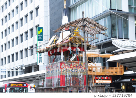 祇園祭・鉾建て作業を終えたの長刀鉾の姿 127719794