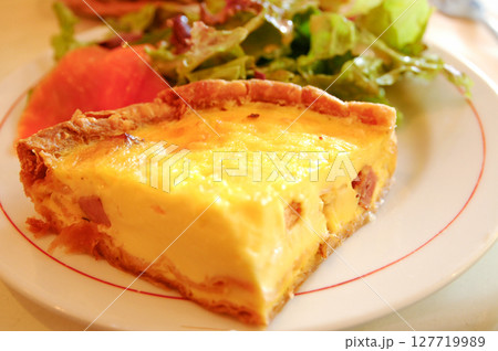 おしゃれなカフェ風のキッシュの盛り合わせ 127719989