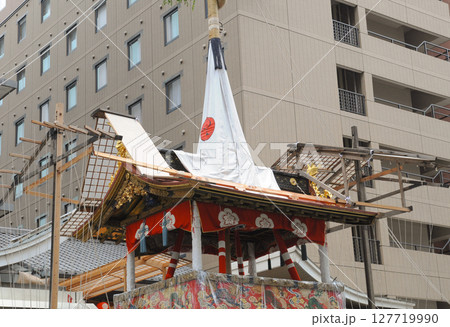 祇園祭・鉾建て作業中の長刀鉾の姿 祇園祭・鉾建て作業中の長刀鉾の姿 127719990