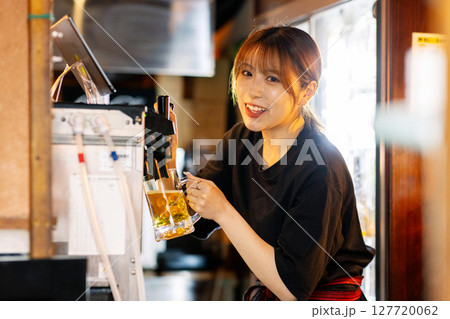 居酒屋で働く女性 居酒屋で働く女性 127720062