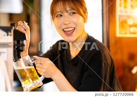 居酒屋で働く女性 居酒屋で働く女性 127720066