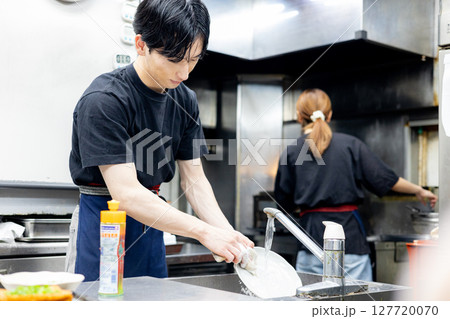 料理をする男性　居酒屋バイト 127720070