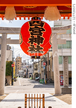 西宮神社（えびす神社の総本社）表大門（赤門）の御神灯　西宮のえべっさん 127720371