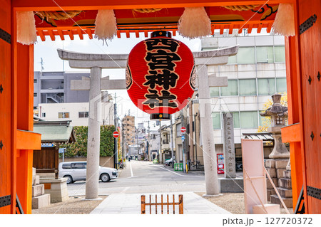 西宮神社(えびす神社の総本社)表大門(赤門)の御神灯 西宮のえべっさん 西宮神社(えびす神社の総本社)表大門(赤門)の御神灯 西宮のえべっさん 127720372