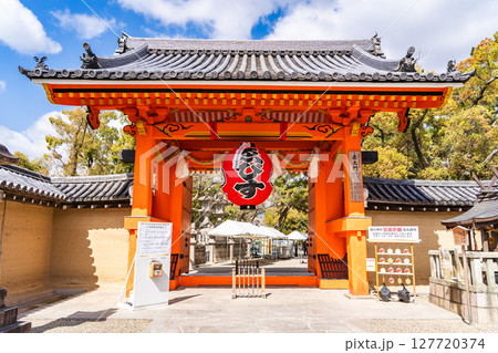 西宮神社（えびす神社の総本社）表大門（赤門）重要文化財　豊臣秀頼公による再建　西宮のえべっさん 127720374
