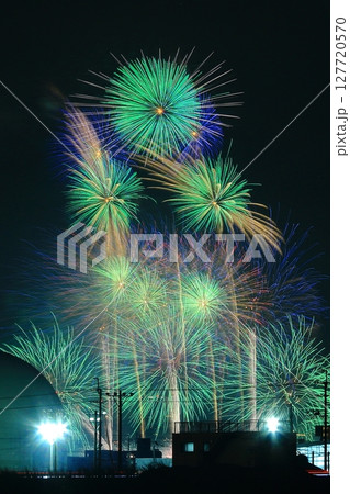 なにわ淀川花火大会(大阪市淀川区)街中から観る なにわ淀川花火大会(大阪市淀川区)街中から観る 127720570