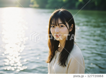 自然の中で輝く若い女性のポートレート 127720868