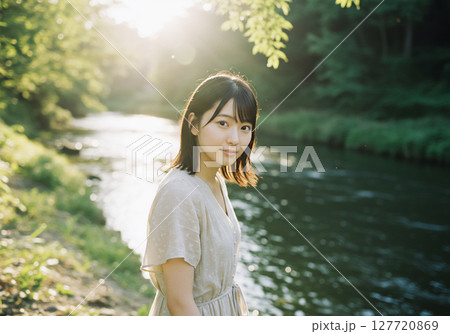 自然の中で輝く若い女性のポートレート 自然の中で輝く若い女性のポートレート 127720869