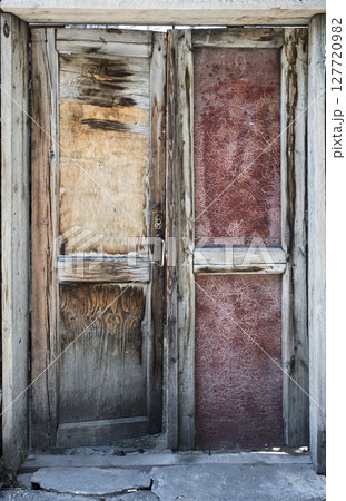 medieval door, old door 127720982