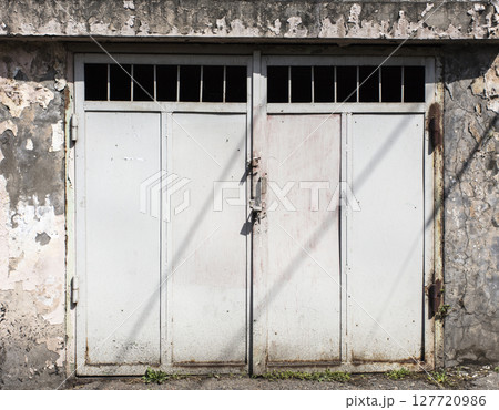 medieval door, old door 127720986