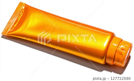 オレンジ色のチューブ型日焼け止め(SPF50)が白背景に置かれている オレンジ色のチューブ型日焼け止め(SPF50)が白背景に置かれている 127722080