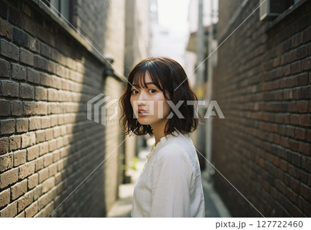ナチュラルな表情の若い日本人女性のポートレート 127722460