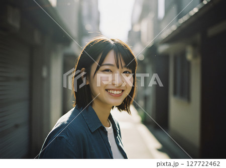ナチュラルな表情の若い日本人女性のポートレート 127722462
