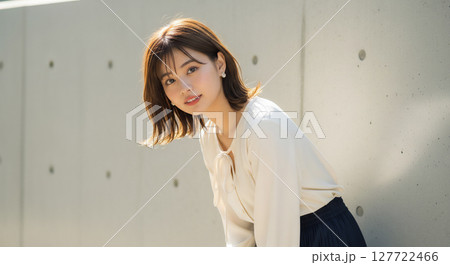 ナチュラルな表情の若い日本人女性のポートレート 127722466