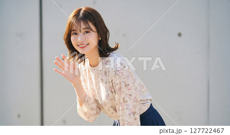 ナチュラルな表情の若い日本人女性のポートレート 127722467