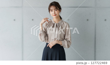 ナチュラルな表情の若い日本人女性のポートレート 127722469