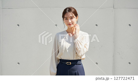 ナチュラルな表情の若い日本人女性のポートレート 127722471