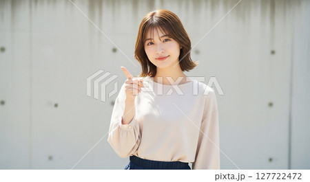 ナチュラルな表情の若い日本人女性のポートレート 127722472