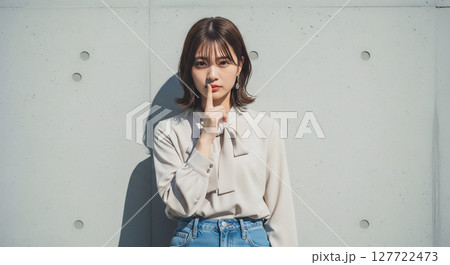 ナチュラルな表情の若い日本人女性のポートレート 127722473