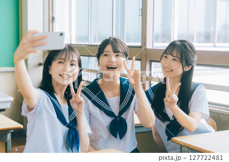 教室で自撮りをする女子高生3人組　 127722481