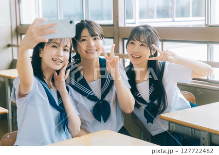 教室で自撮りをする女子高生3人組 教室で自撮りをする女子高生3人組 127722482