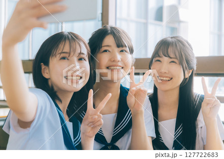 教室で自撮りをする女子高生3人組 教室で自撮りをする女子高生3人組 127722683