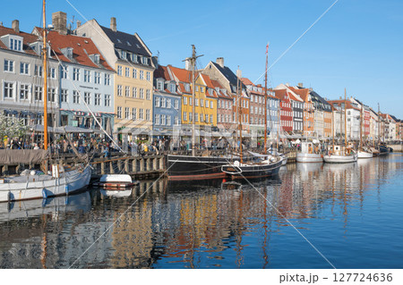 ニューハウンのカラフルな街並み／コペンハーゲン，デンマーク 127724636