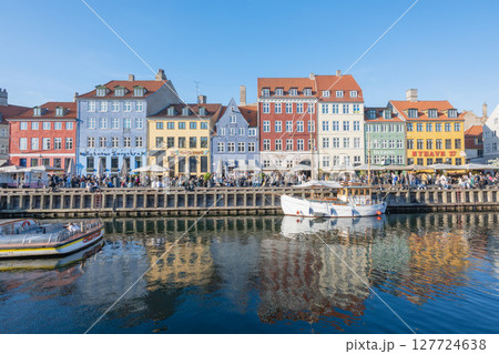 ニューハウンのカラフルな街並み／コペンハーゲン，デンマーク 127724638