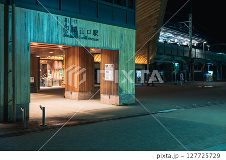 夜の高尾山口駅　改札口とプラットホーム 127725729