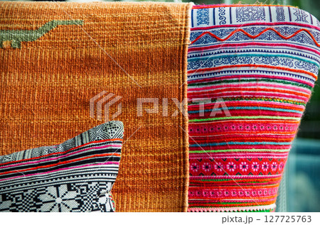 手織りの生地 127725763