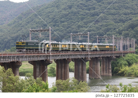 EF65形1124号機牽引　サロンカーなにわ 127725835