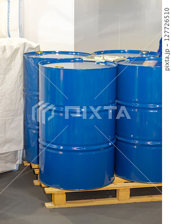 Metal Barrels Drums Pallet 127726510