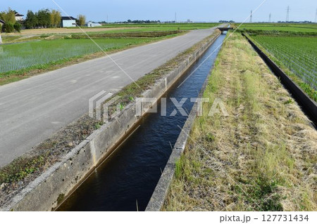 農道と農業用水路 田園風景 127731434