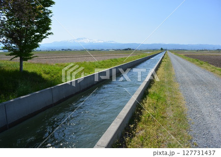 農道と農業用水路 田園風景 127731437