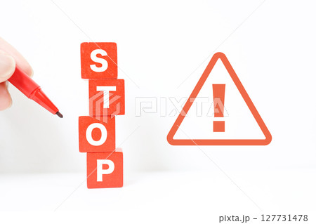 注意喚起や警告を表すSTOPとマークのシンプルイメージ 127731478
