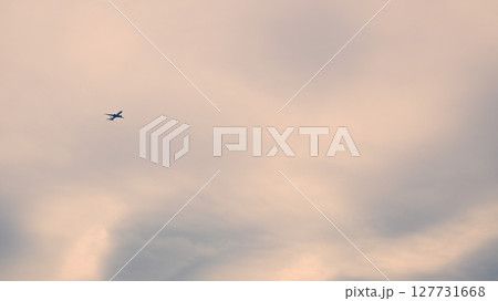夕暮れの空とジェット機のシルエット 夕暮れの空とジェット機のシルエット 127731668