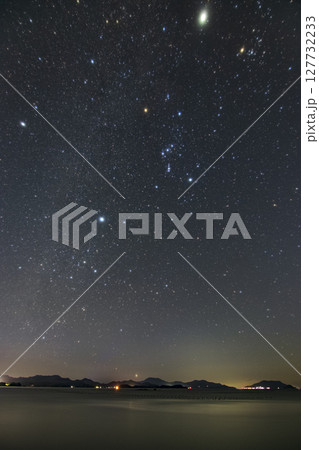 瀬戸内の秋の星景色　南中するオリオン座とカノープス 127732233